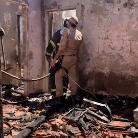 Micro-ondas usado para descongelar feij&atilde;o causa inc&ecirc;ndio e destr&oacute;i casa