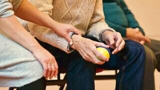 Alzheimer n&atilde;o &eacute; envelhecer e m&eacute;dicos alertam para sinais e cuidados