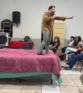 Pastor leva cama para o altar e viraliza com prega&ccedil;&atilde;o em igreja 
