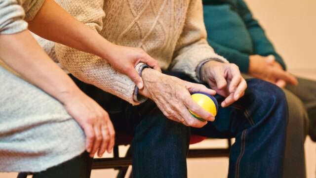 Alzheimer n&atilde;o &eacute; envelhecer e m&eacute;dicos alertam para sinais e cuidados