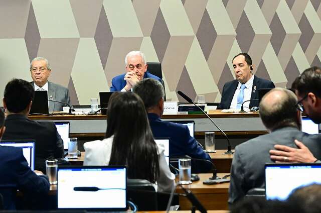 CCJ do Senado v&ecirc; inconstitucionalidade e &quot;enterra&quot; a PEC da Blindagem