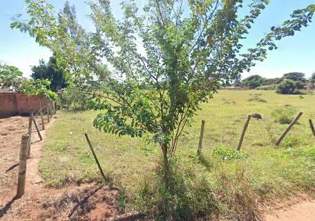 Jovem &eacute; espancado, amarrado e deixado em terreno baldio ap&oacute;s assalto
