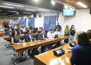 Relatos de viol&ecirc;ncia contra profissionais de sa&uacute;de abrem frente parlamentar