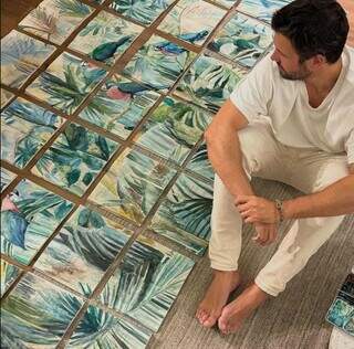 Arthur faz pintura em aquarela sobre as poesias de Manoel de Barros