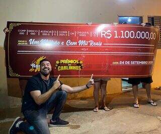 Sorteada por Carlinhos Maia cobre o rosto com cheque e celebra bolada