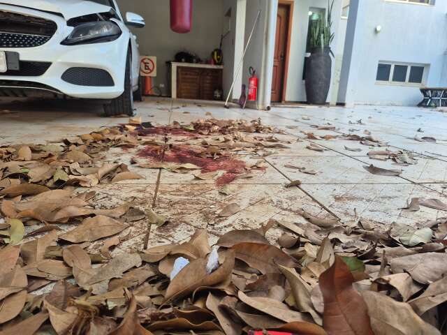 Homem esfaqueado na cabe&ccedil;a &eacute; arrastado ensanguentado por criminoso