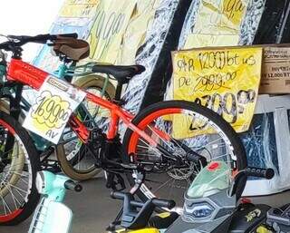 C&acirc;mera flagra menino de 10 anos furtando bicicleta de R$ 1,7 mil em loja