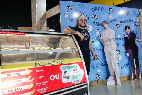 Dono maluco por dorama abre caf&eacute; com totem de astros coreanos