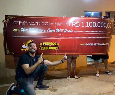 Sorteada por Carlinhos Maia cobre o rosto com cheque e celebra bolada
