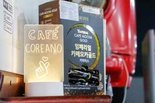 Dono maluco por dorama abre caf&eacute; com totem de astros coreanos