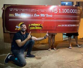 Sorteada por Carlinhos Maia cobre o rosto com cheque e celebra bolada