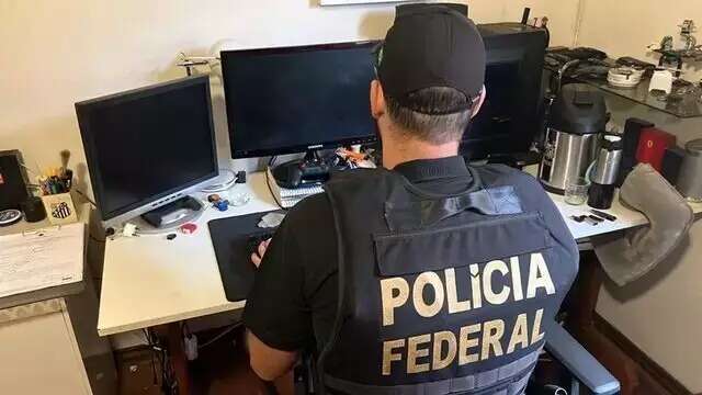 Pol&iacute;cia Federal vasculha casa de investigado por abuso sexual infantil