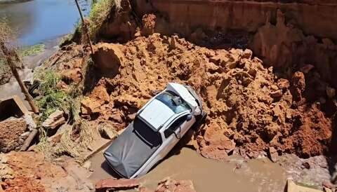 Motorista ignora aviso e cai com picape em cratera de estrada rural