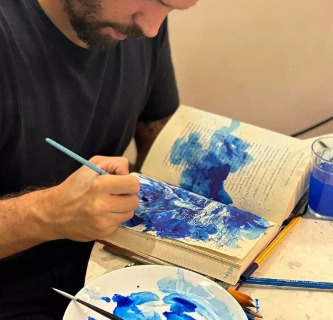 Arthur faz pintura em aquarela sobre as poesias de Manoel de Barros