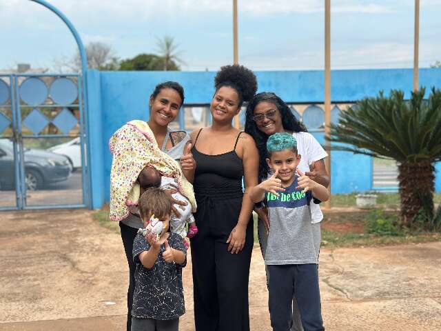 M&atilde;es, filhas e av&oacute;s se formam juntas em programa que comemora 10 anos sem evas&atilde;o