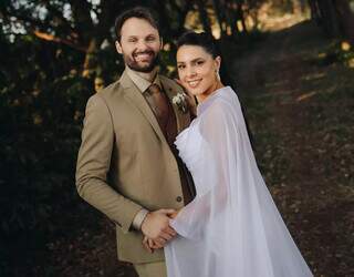 Casamento tem lava-p&eacute;s, bolo estilo anos 90 e carro de aventura