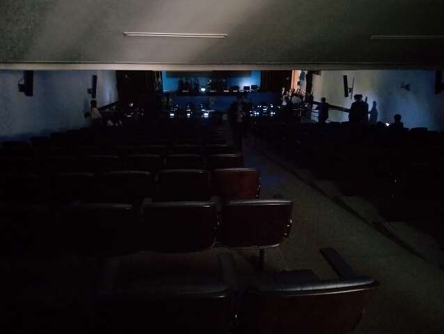 Luz acaba e sess&atilde;o da Assembleia Legislativa &eacute; interrompida