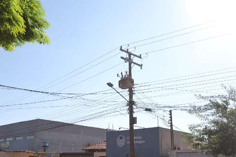Moradores enfrentam &ldquo;sobe e desce&rdquo; de energia no Taveir&oacute;polis