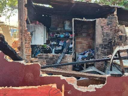 Pedreiro que teve casa incendiada por vizinhos &eacute; preso e nega acusa&ccedil;&otilde;es de abuso