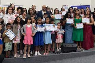 M&atilde;es, filhas e av&oacute;s se formam juntas em programa que comemora 10 anos sem evas&atilde;o