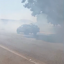 Fuma&ccedil;a de inc&ecirc;ndio em terreno atrapalha visibilidade de motoristas 