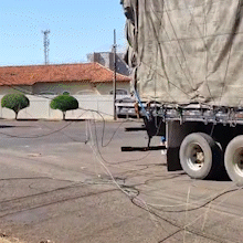 Caminh&atilde;o rompe fia&ccedil;&atilde;o e deixa casas sem energia e internet no Amamba&iacute;