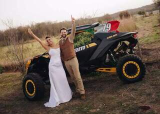 Casamento tem lava-p&eacute;s, bolo estilo anos 90 e carro de aventura