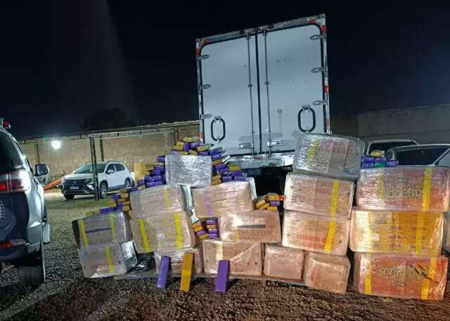 Caminhoneiro &eacute; preso com quase 1 t de maconha em mudan&ccedil;a de militar