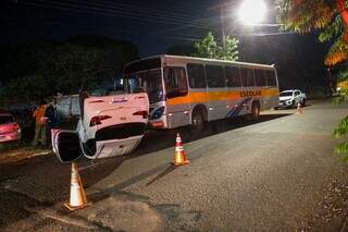 HB20 capota ap&oacute;s motorista ignorar sinal de parada em cruzamento
