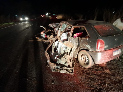 Colis&atilde;o entre carro e caminh&atilde;o-ba&uacute; mata condutor e fere tr&ecirc;s na MS-134