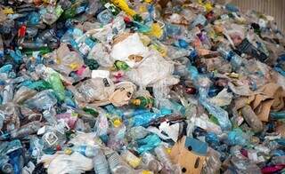 Sem licen&ccedil;a, empresa de reciclagem ocupava cal&ccedil;ada com lixo e causava polui&ccedil;&atilde;o