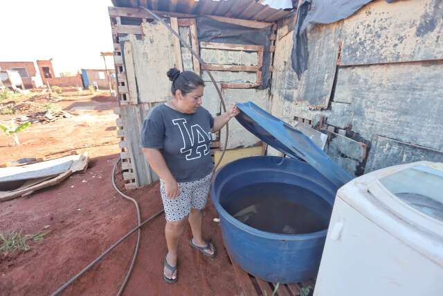 Sem luz ap&oacute;s opera&ccedil;&atilde;o contra &quot;gato&quot;, fam&iacute;lias reclamam de calor e falta de &aacute;gua
