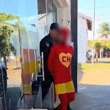 Homem fantasiado de Chapolin &eacute; preso por estupro de vulner&aacute;vel em &Aacute;gua Clara