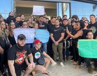 Professores tempor&aacute;rios protestam contra corte de b&ocirc;nus
