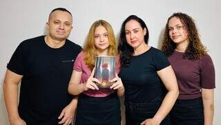 A menina que fingia ler escreveu e lan&ccedil;ou livro de fantasia aos 13 anos 