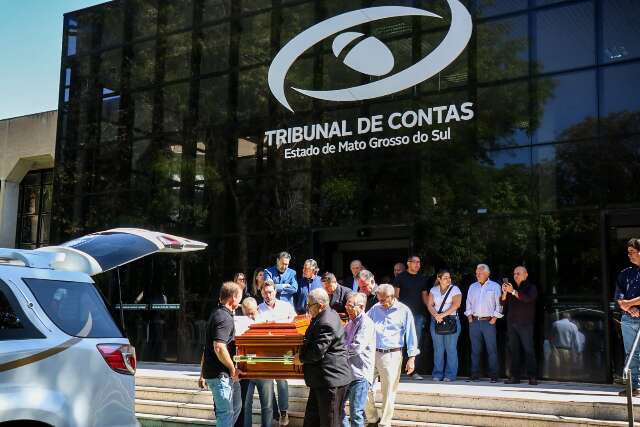 Familiares e amigos se despedem de C&iacute;cero de Souza, conselheiro do TCE