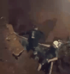 Morador entra em cratera para devolver &aacute;gua &agrave; casa no meio da madrugada