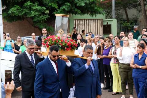 Peda&ccedil;o do osso de S&atilde;o Judas Tadeu atrai fi&eacute;is com testemunhos de f&eacute; e milagres