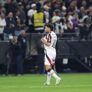 Flamengo vira sobre Corinthians e mant&eacute;m lideran&ccedil;a do Brasileir&atilde;o