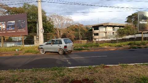Carro tem frente destru&iacute;da ao bater em poste na Avenida Zahran