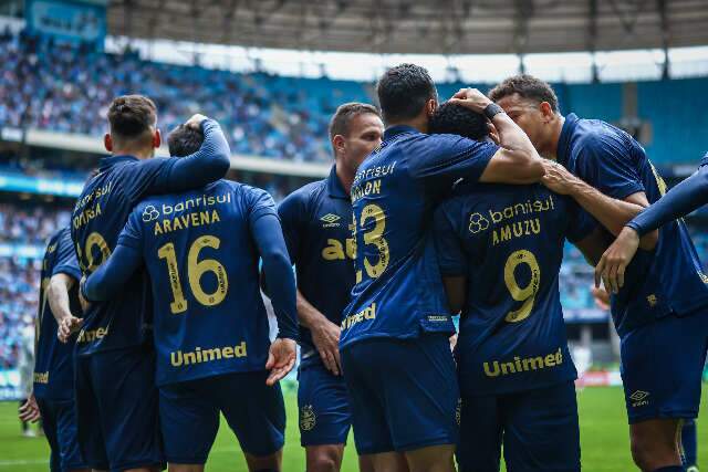 Gr&ecirc;mio vence o Vit&oacute;ria na Arena e sobe na tabela do Brasileiro