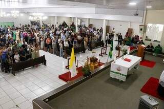 Peda&ccedil;o do osso de S&atilde;o Judas Tadeu atrai fi&eacute;is com testemunhos de f&eacute; e milagres