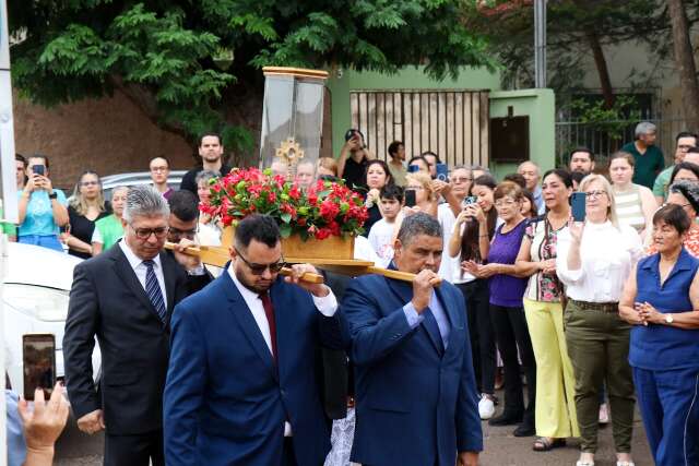 Peda&ccedil;o do osso de S&atilde;o Judas Tadeu atrai fi&eacute;is com testemunhos de f&eacute; e milagres