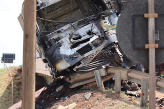 BR-163 &eacute; liberada ap&oacute;s acidente entre carretas que deixou motorista morto