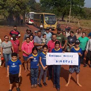 Pais protestam para evitar troca de escola ap&oacute;s corte de transporte