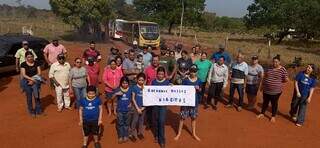 Pais de estudantes protestam para evitar troca de escola a 60 km de casa