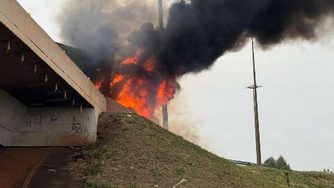 Carretas batem de frente e motorista morre carbonizado na sa&iacute;da para Tr&ecirc;s Lagoas