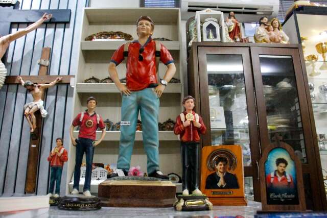 De t&ecirc;nis e mochila, imagens de Carlo Acutis ganham as vitrines na Capital