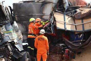 Acidente entre carretas trava BR-163 e provoca 5 km de congestionamento