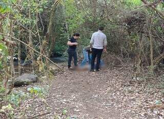 Jovem com antecedentes por tr&aacute;fico e furto &eacute; assassinado na beira de c&oacute;rrego